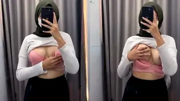 Bocil Jilbab Sok Tahu Pamer Buah Dada Mulus poster