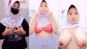 Bokep Indo Putriana Aksi Di Toilet Pakai Jilbab poster