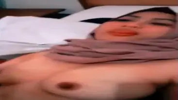 Bokep Jilbab Cantik Digarap Di Kamar Kos Kosan poster