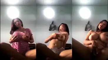 Cewek Tiktok Pamer Tubuh Sambil Main Jari Di Kamar poster