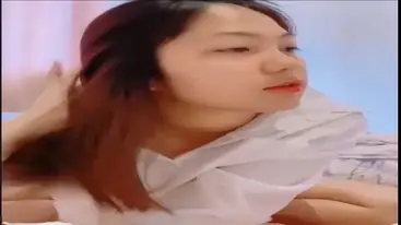 Gadis Cantik Onani Gesek Bantal di Kasur poster