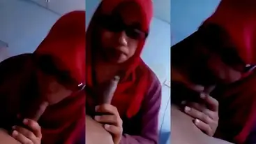 Majikan Disepong Pembantu Berjilbab Merah Di Dapur poster