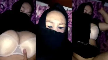 Ukhti Hijab Pasrah Digoyang Tante Montok Liar poster